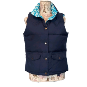 AMERICAN EAGLE OUTFITTERS REVERSABLE VEST.
